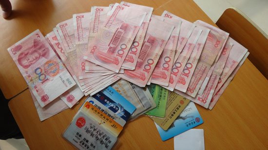 陕铁院两名90后贫困学子捡到大量现金上交(图)
