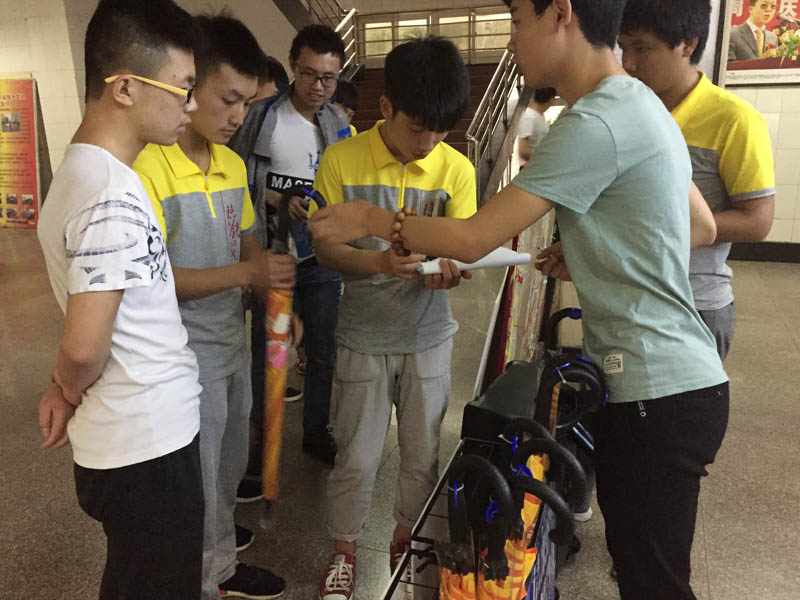 爱心雨伞受到学生欢迎.jpg